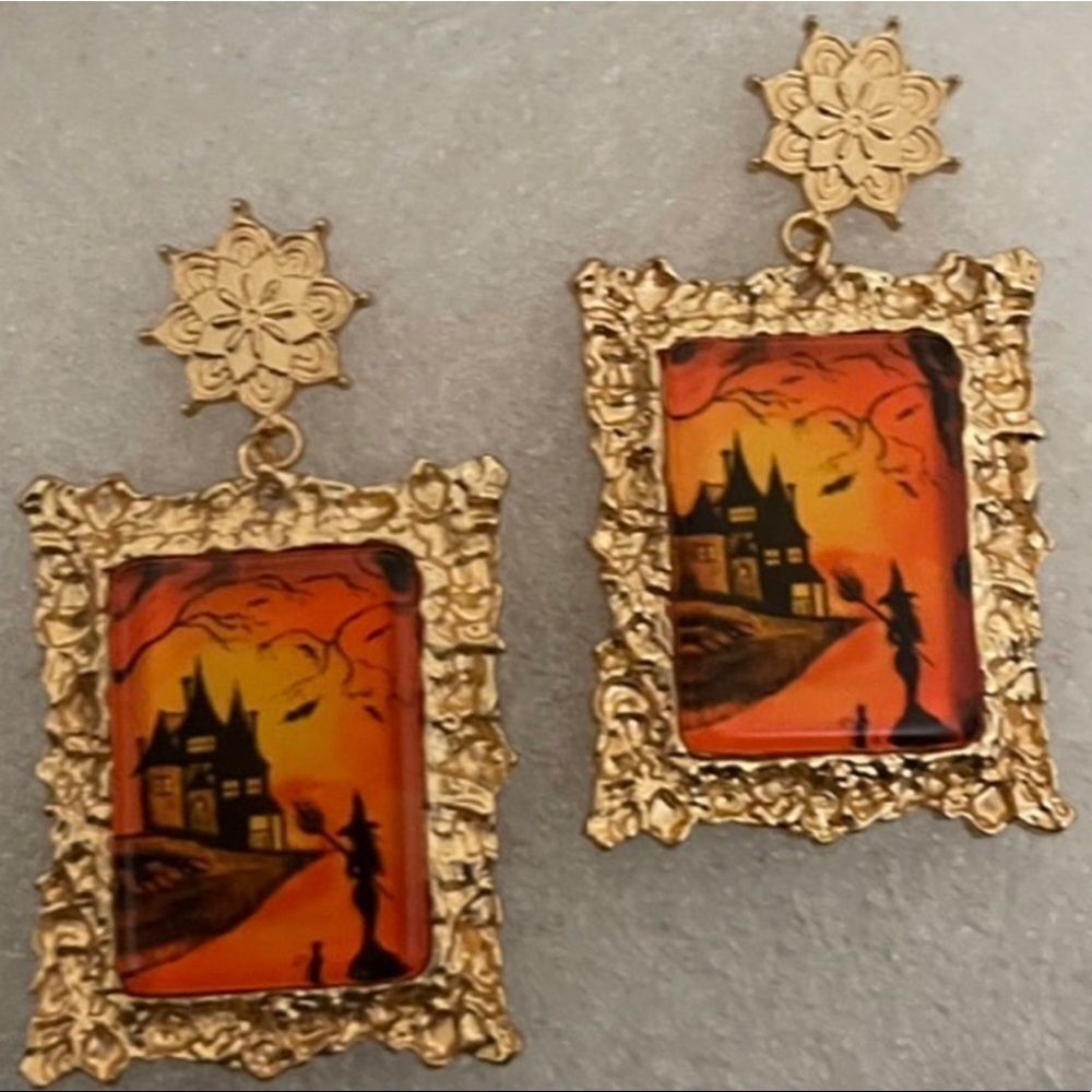 Witch gold earrings 🎃